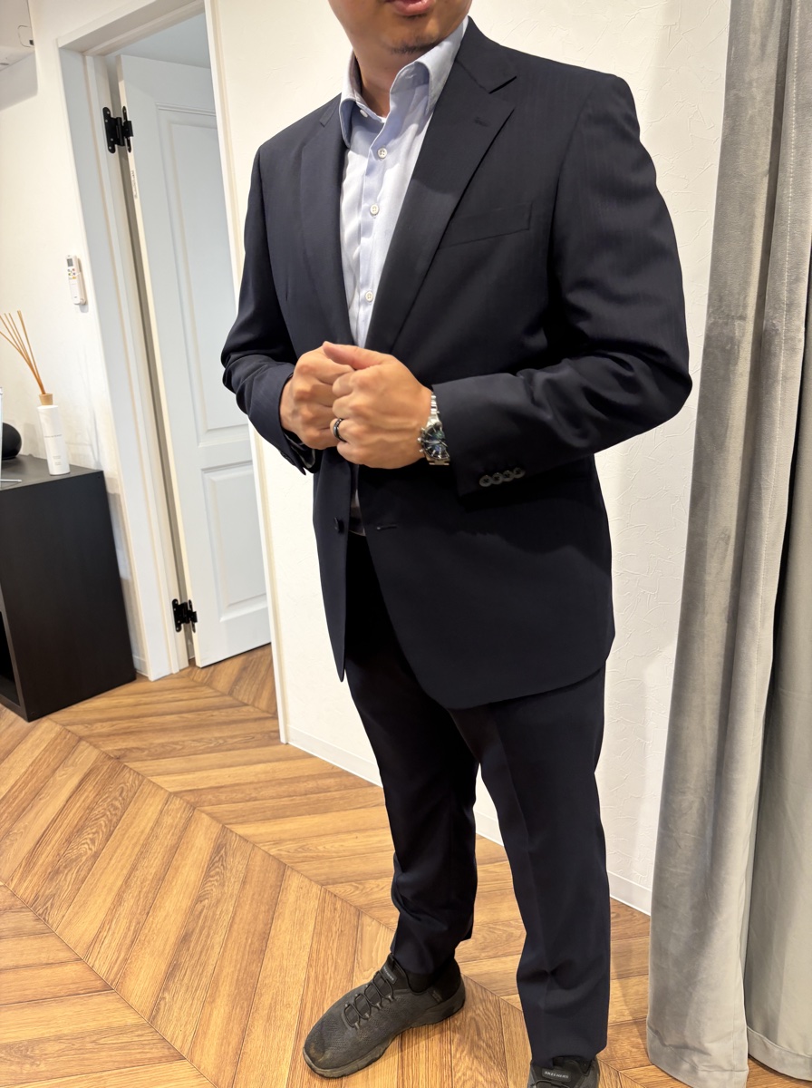 ネイビーのオーダースーツの全身シルエット。フィッティングルームにて