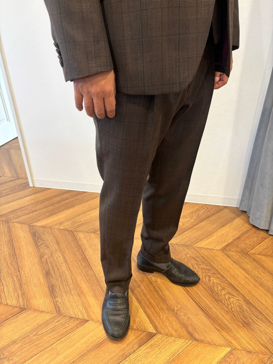 ダブル仕上げのパンツの裾とローファーの足元